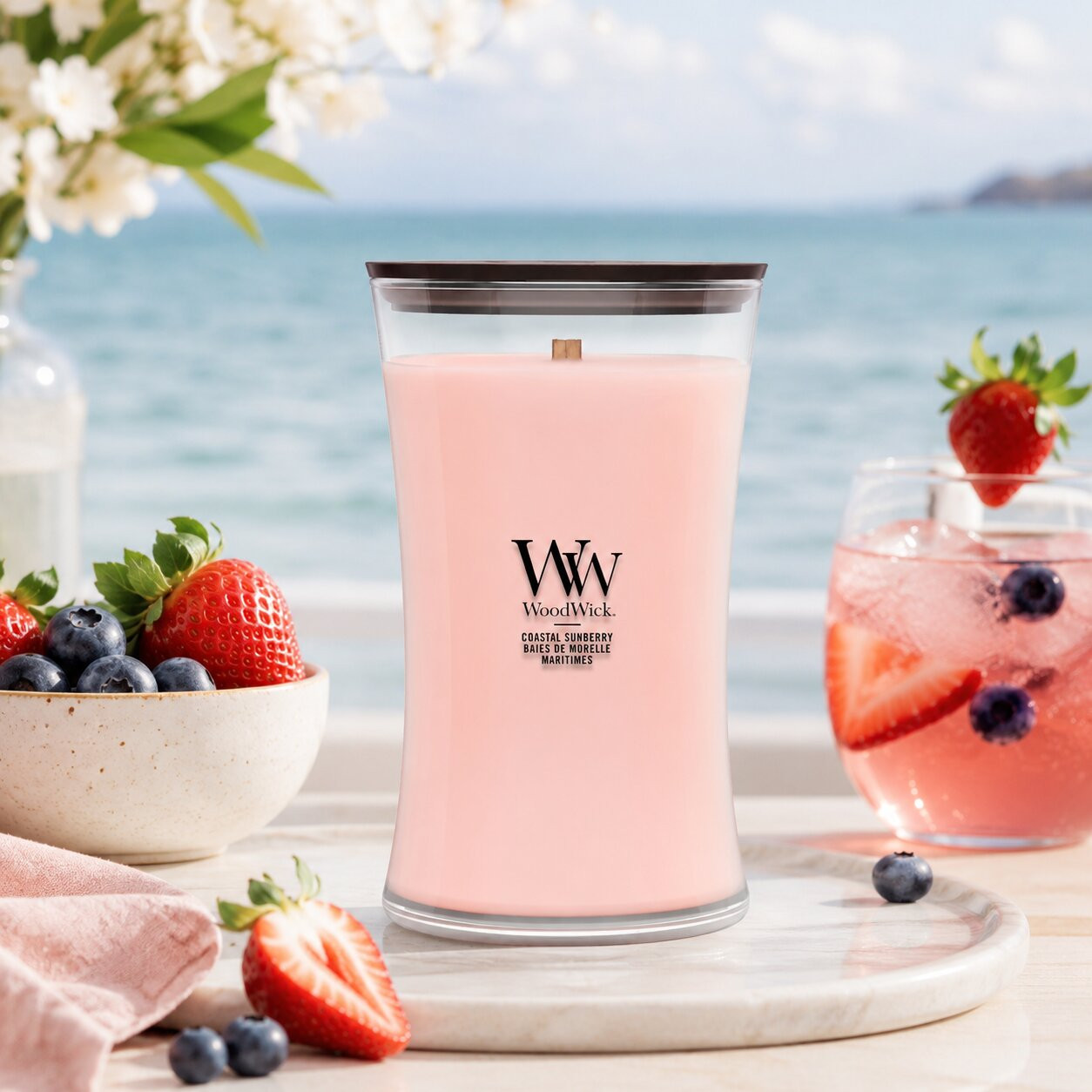 WoodWick® Coastal Sunberry nyári tengerparti lifestyle kép bogyós gyümölcsökkel