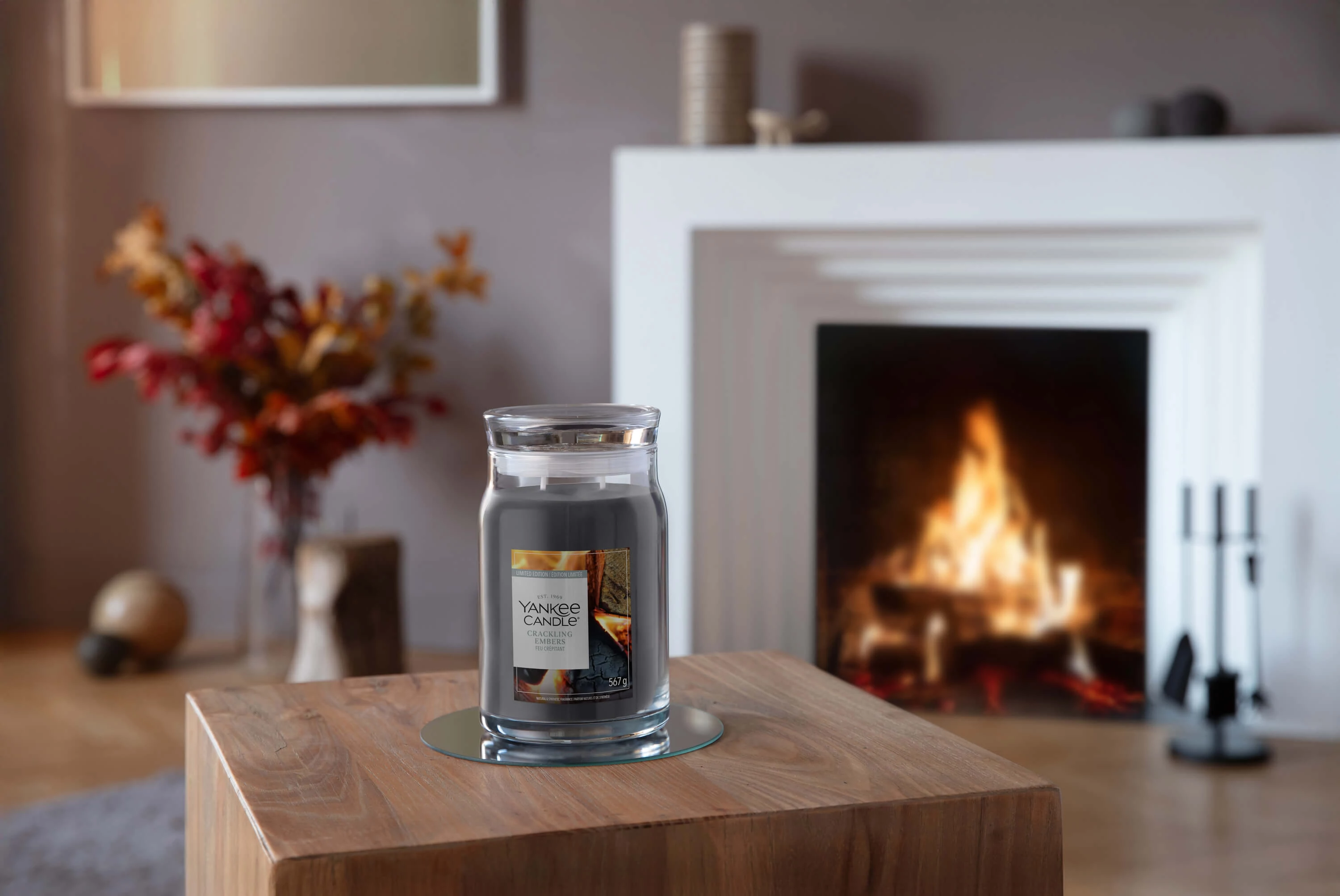 Yankee Candle Crackling Embers gyertya kandalló mellett