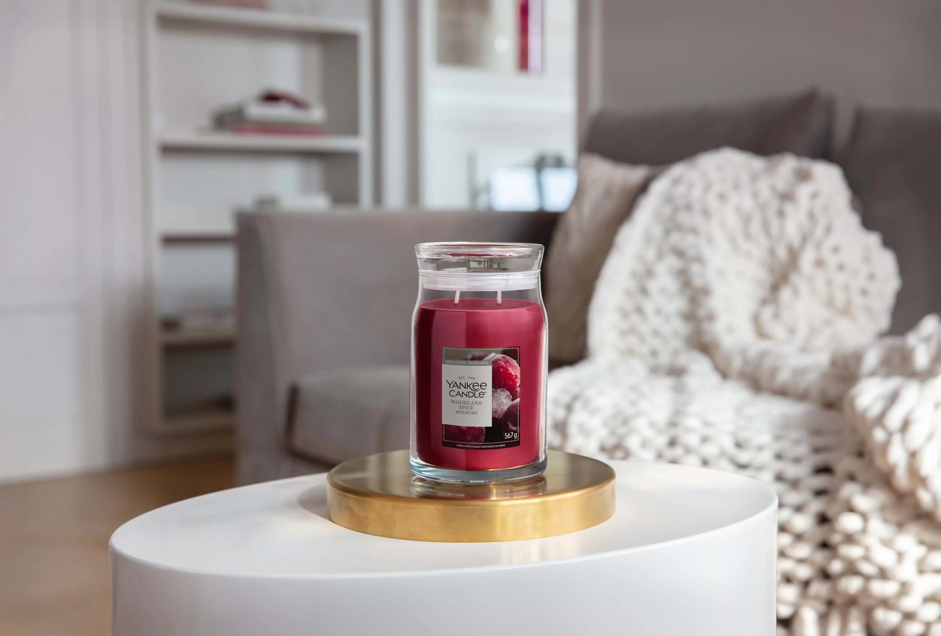 Yankee Candle Woodland Spice gyertya ünnepi életképen