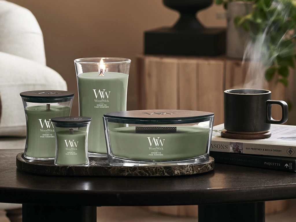 Megújult WoodWick® gyertyák: természetközeli design és pattogó fa kanóc