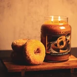Kép 4/4 - Cheerful Candle® Apple Cider Donut nagy üveggyertya 680 g