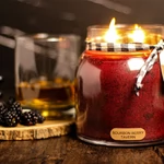 Kép 3/4 - Keepers of the Light® Bourbon Berry Tavern nagy üveggyertya 964 g