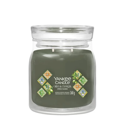 Yankee Candle® Olive &amp; Cypress Signature közepes üveggyertya