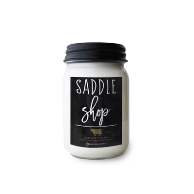 Milkhouse Candle® Saddle Shop Farmhouse közepes üveggyertya