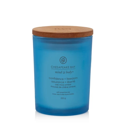 Chesapeake Bay Candle® confidence + freedom (oak moss amber) közepes üveggyertya