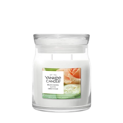Yankee Candle Blooming Love Signature közepes üveggyertya 368 g