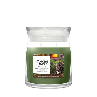 Yankee Candle® Balsam &amp; Cedar Fireside Signature közepes üveggyertya 368 g
