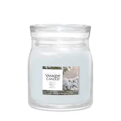 Yankee Candle® Snow Kissed Pine Signature közepes üveggyertya 368 g