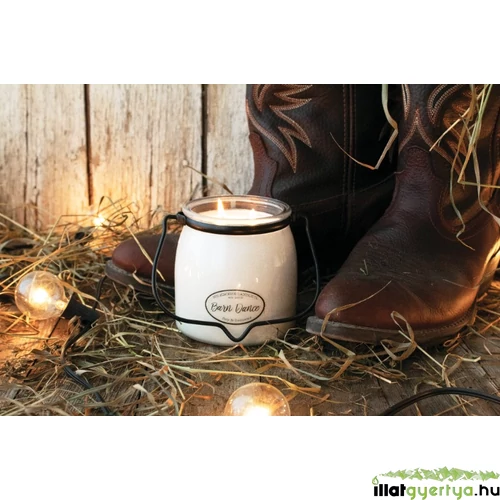 Barn Dance Creamery közepes üveggyertya 454 g
