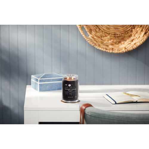 Yankee Candle® Midsummer’s Night Signature nagy üveggyertya 567 g Yankee Candle® Midsummer’s Night Signature nagy üveggyertya 567 g
