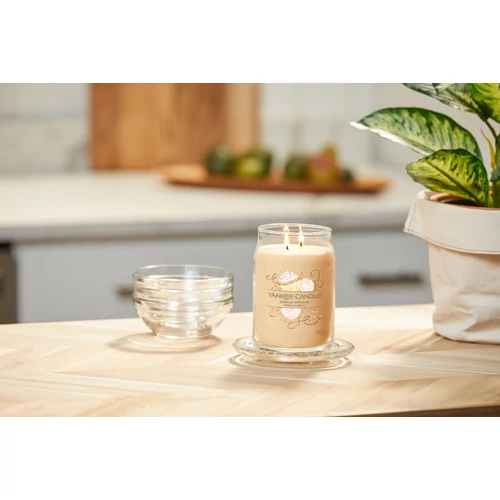 Yankee Candle® Vanilla Cupcake Signature nagy üveggyertya 567 g