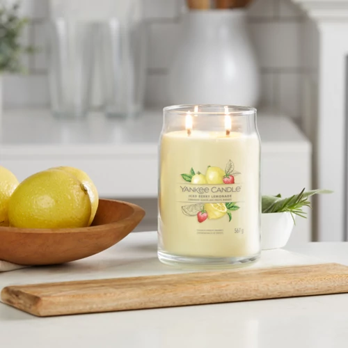 Yankee Candle® Iced Berry Lemonade Signature nagy üveggyertya 567 g