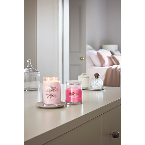 Yankee Candle® Red Raspberry Signature közepes üveggyertya 368 g Yankee Candle® Red Raspberry Signature közepes üveggyertya 368 g