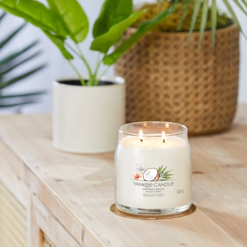 Yankee Candle® Coconut Beach Signature közepes üveggyertya 368 g