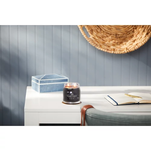 Yankee Candle® Midsummer’s Night Signature közepes üveggyertya 368 g