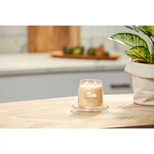 Yankee Candle® Vanilla Cupcake Signature közepes üveggyertya 368 g