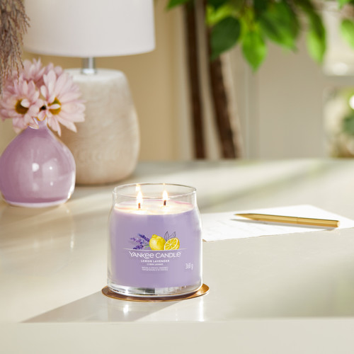 Yankee Candle® Lemon Lavender Signature közepes üveggyertya 368 g Yankee Candle® Lemon Lavender Signature közepes üveggyertya 368 g