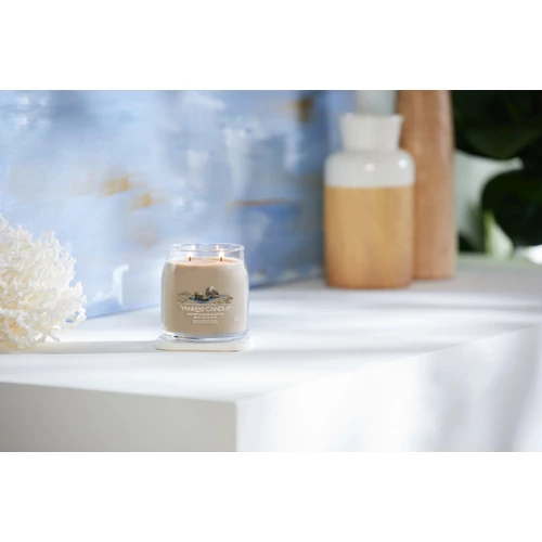 Yankee Candle® Amber & Sandalwood Signature közepes üveggyertya 368 g