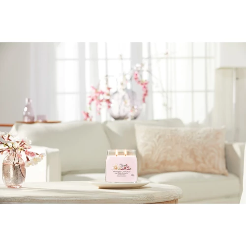 Yankee Candle® Pink Cherry & Vanilla Signature közepes üveggyertya 368 g