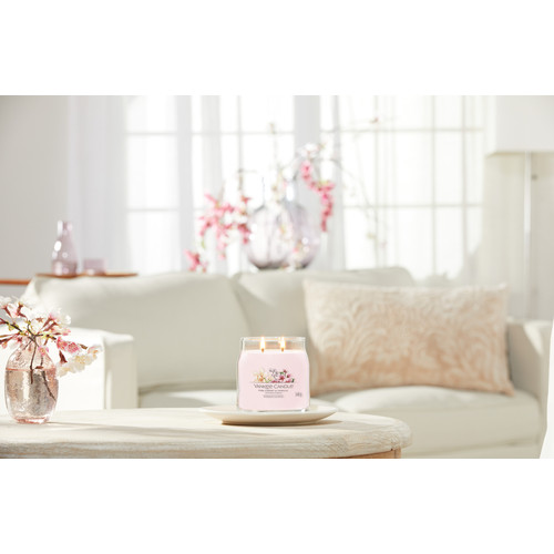 Yankee Candle® Pink Cherry & Vanilla Signature közepes üveggyertya 368 g