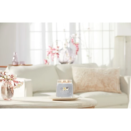 Yankee Candle® Smoked Vanilla & Cashmere Signature közepes üveggyertya 368 g