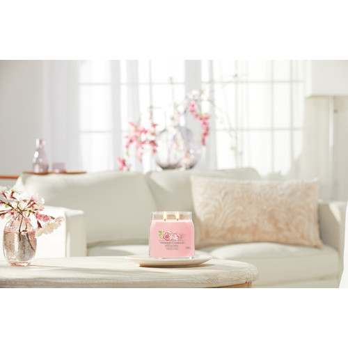 Yankee Candle® Fresh Cut Roses Signature közepes üveggyertya 368 g