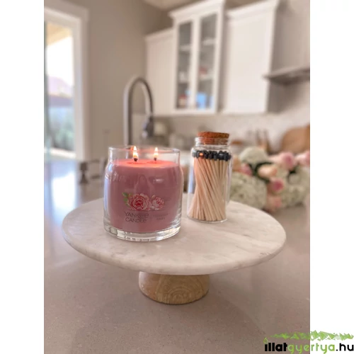 Fresh Cut Roses Signature közepes üveggyertya 368 g