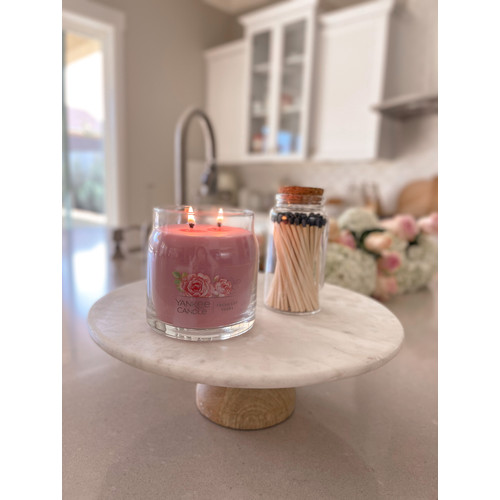 Yankee Candle® Fresh Cut Roses Signature közepes üveggyertya 368 g