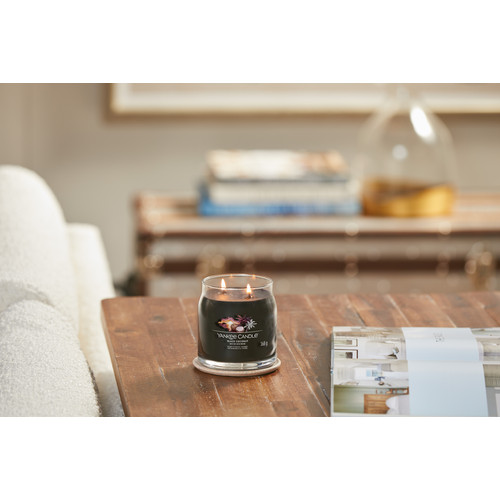 Yankee Candle® Black Coconut Signature közepes üveggyertya 368 g Yankee Candle® Black Coconut Signature közepes üveggyertya 368 g