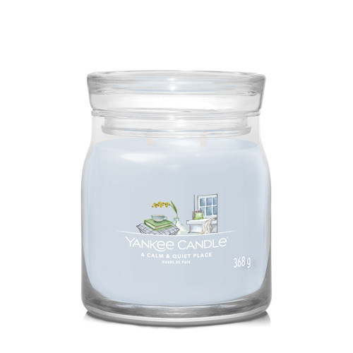 Yankee Candle® A Calm & Quiet Place Signature közepes üveggyertya 368 g Yankee Candle® A Calm & Quiet Place Signature közepes üveggyertya 368 g