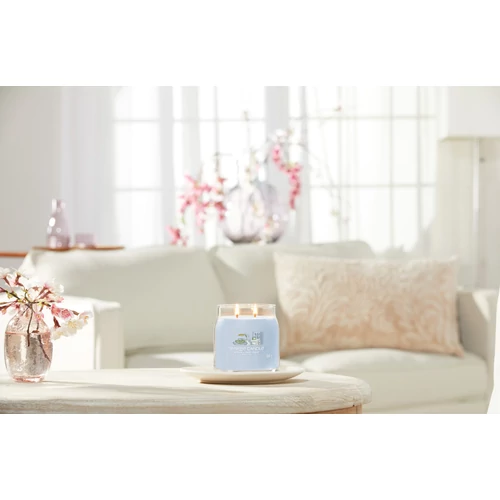 Yankee Candle® A Calm & Quiet Place Signature közepes üveggyertya 368 g