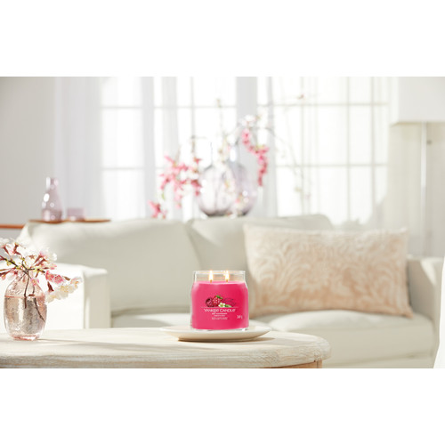 Yankee Candle® Red Raspberry Signature közepes üveggyertya 368 g Yankee Candle® Red Raspberry Signature közepes üveggyertya 368 g