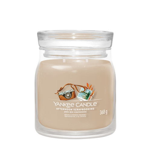 Yankee Candle® Afternoon Scrapbooking Signature közepes üveggyertya 368 g