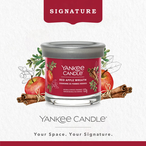 Yankee Candle® Red Apple Wreath Signature kis poharas gyertya 122 g Yankee Candle® Red Apple Wreath Signature kis poharas gyertya 122 g