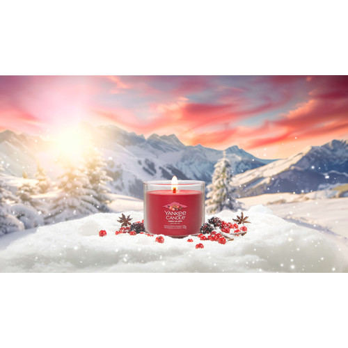 Yankee Candle® Santa on Skis Signature kis poharas gyertya 122 g Yankee Candle® Santa on Skis Signature kis poharas gyertya 122 g