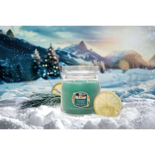Yankee Candle® Holiday Winterfest Signature közepes üveggyertya 368 g