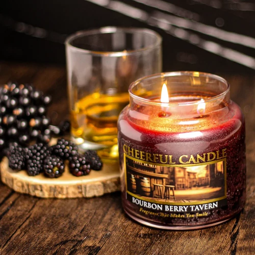 Cheerful Candle® Bourbon Berry Tavern közepes üveggyertya 454 g