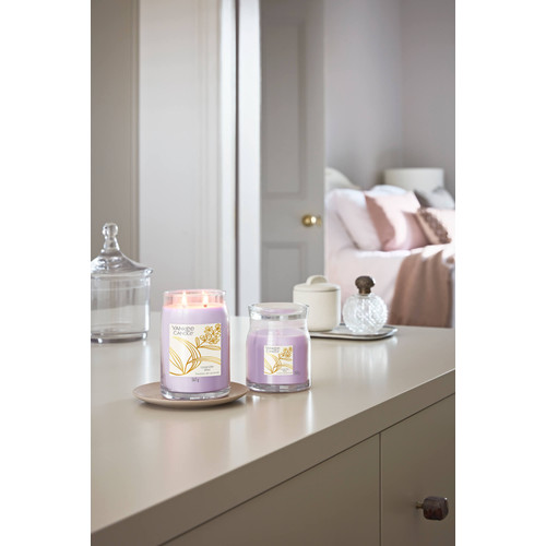 Yankee Candle® Lavender Bliss Signature közepes üveggyertya 368 g Yankee Candle® Lavender Bliss Signature közepes üveggyertya 368 g