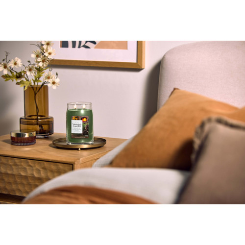 Yankee Candle® Balsam & Cedar Fireside Signature nagy üveggyertya 567 g Yankee Candle® Balsam & Cedar Fireside Signature nagy üveggyertya 567 g