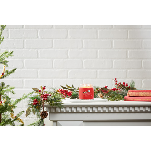 Yankee Candle® Christmas Eve Signature közepes üveggyertya 368 g Yankee Candle® Christmas Eve Signature közepes üveggyertya 368 g