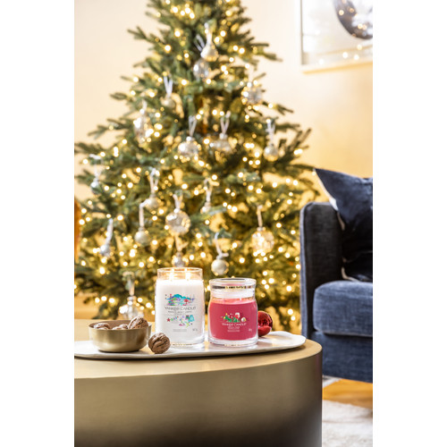 Yankee Candle® Holiday Cheer Signature közepes üveggyertya 368 g Yankee Candle® Holiday Cheer Signature közepes üveggyertya 368 g