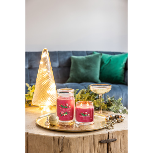 Yankee Candle® Holiday Cheer Signature közepes üveggyertya 368 g Yankee Candle® Holiday Cheer Signature közepes üveggyertya 368 g