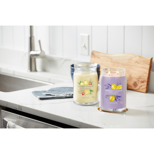 Yankee Candle® Iced Berry Lemonade Signature nagy üveggyertya 567 g