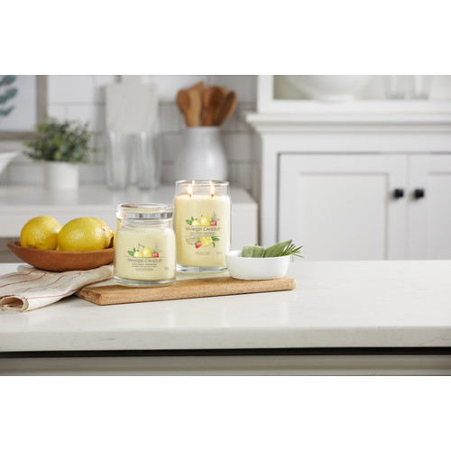 Yankee Candle® Iced Berry Lemonade Signature nagy üveggyertya 567 g