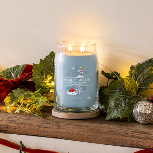 Yankee Candle® North Pole Hideaway Signature nagy üveggyertya 567 g Yankee Candle® North Pole Hideaway Signature nagy üveggyertya 567 g