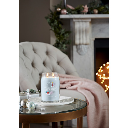 Yankee Candle® North Pole Hideaway Signature nagy üveggyertya 567 g Yankee Candle® North Pole Hideaway Signature nagy üveggyertya 567 g