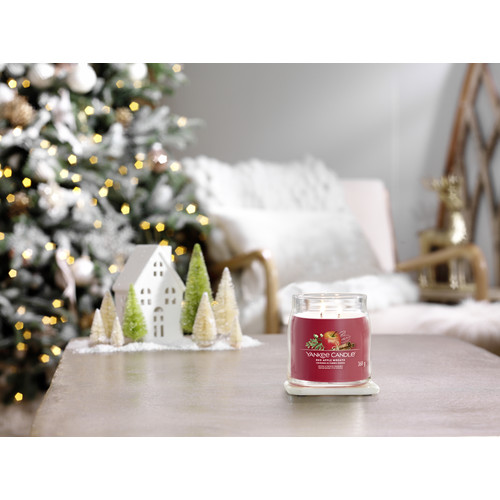Yankee Candle® Red Apple Wreath Signature közepes üveggyertya 368 g Yankee Candle® Red Apple Wreath Signature közepes üveggyertya 368 g