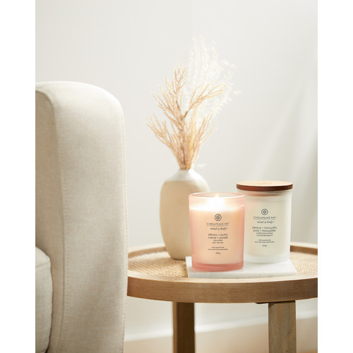 Chesapeake Bay Candle® stillness + purity (rose water) közepes üveggyertya 250 g Chesapeake Bay Candle® stillness + purity (rose water) közepes üveggyertya 250 g