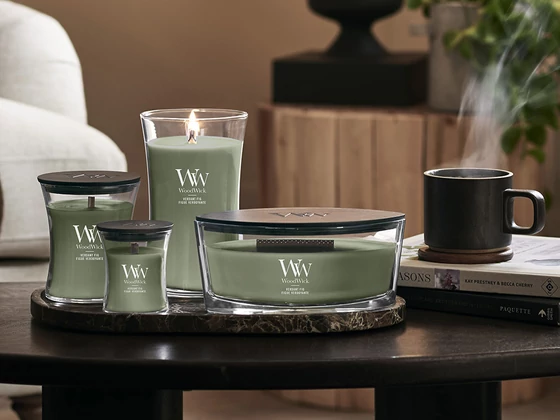 Megújult WoodWick® gyertyák: természetközeli design és pattogó fa kanóc